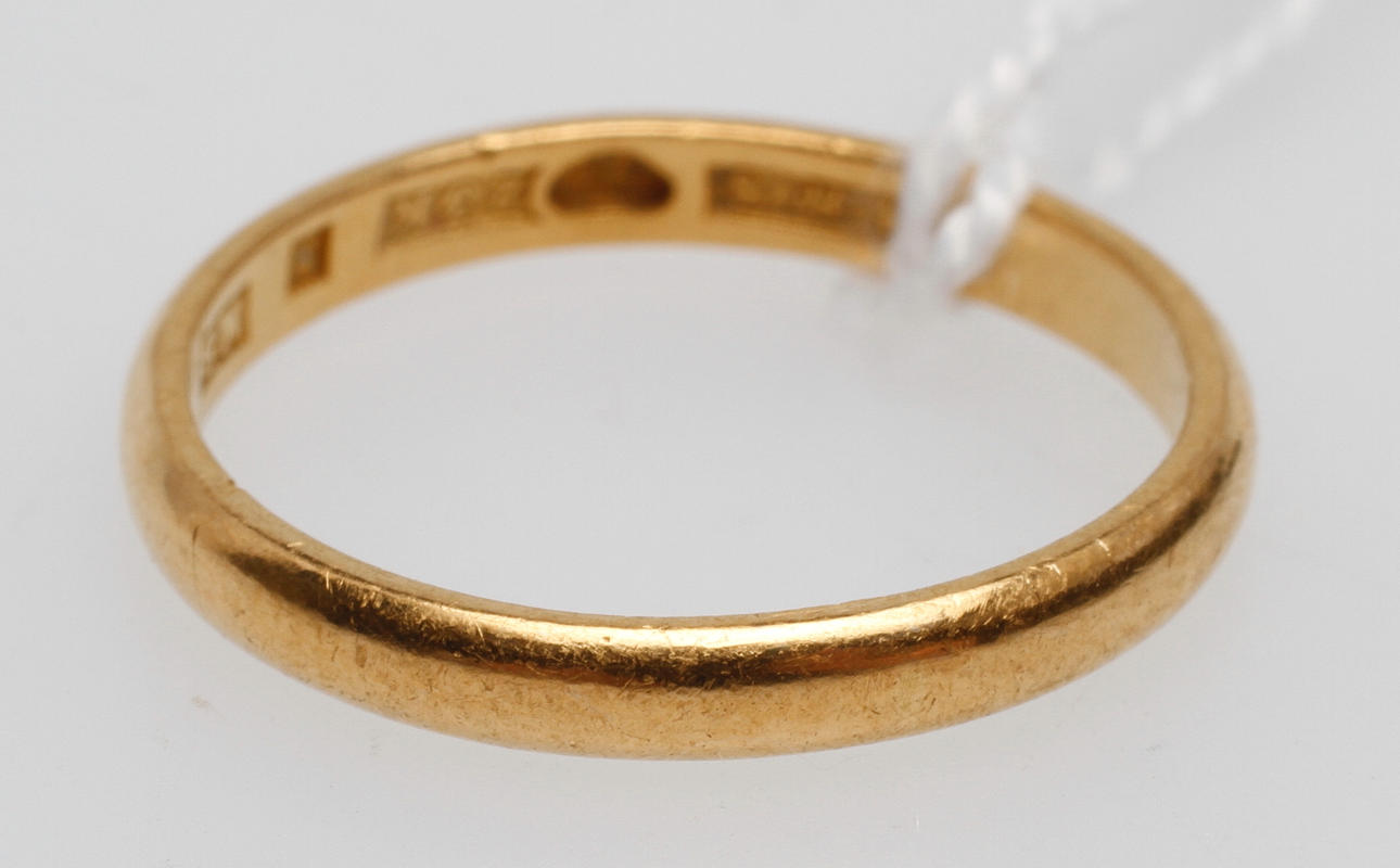 RING, 23k guld, vikt ca 3,2 gr.