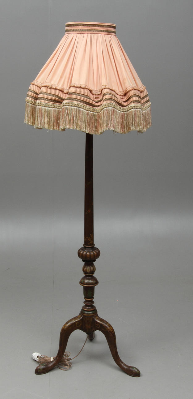 GOLVLAMPA, med polykromt bemålad trästomme, 1900-tal.