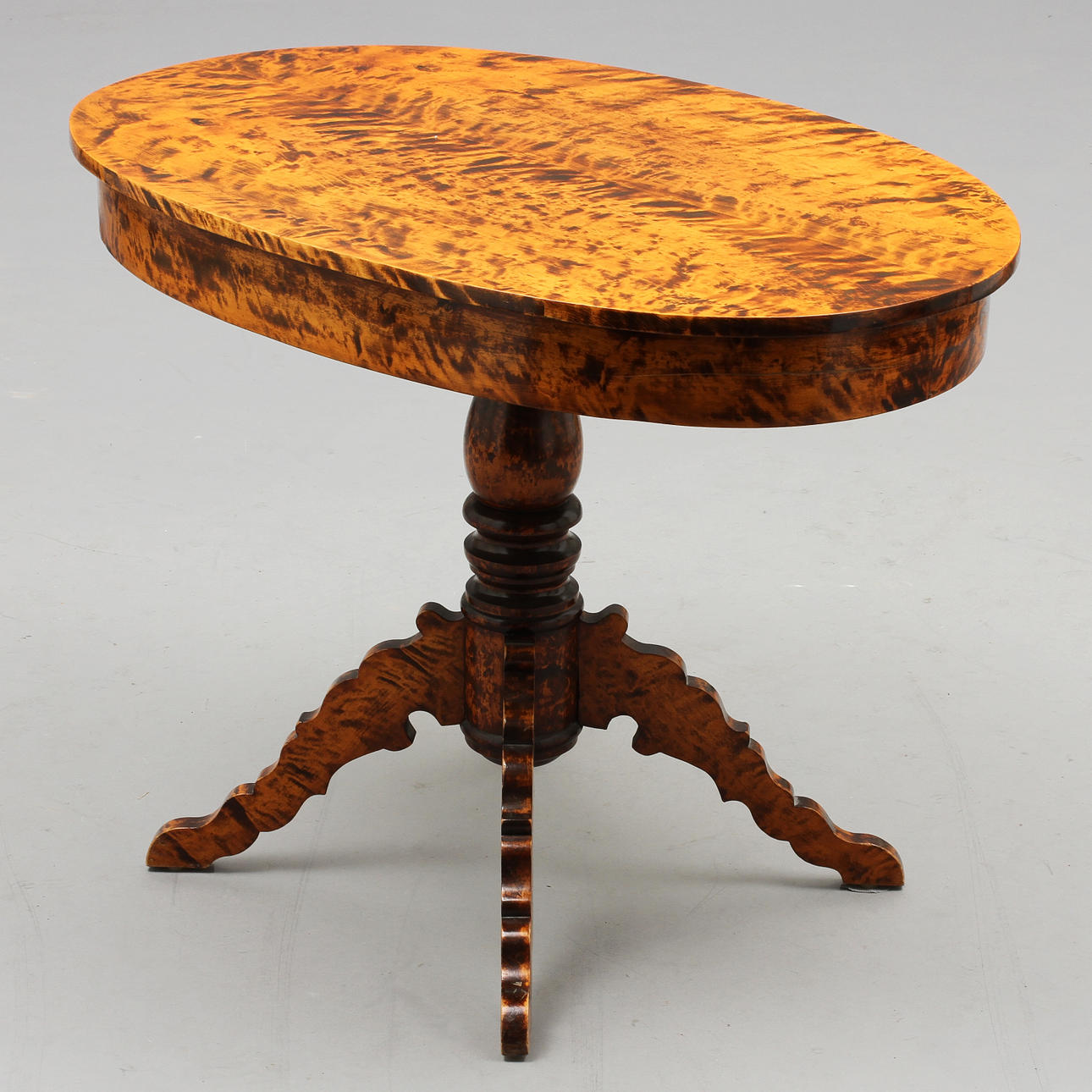 BORD, ovalt, på pelarfot.