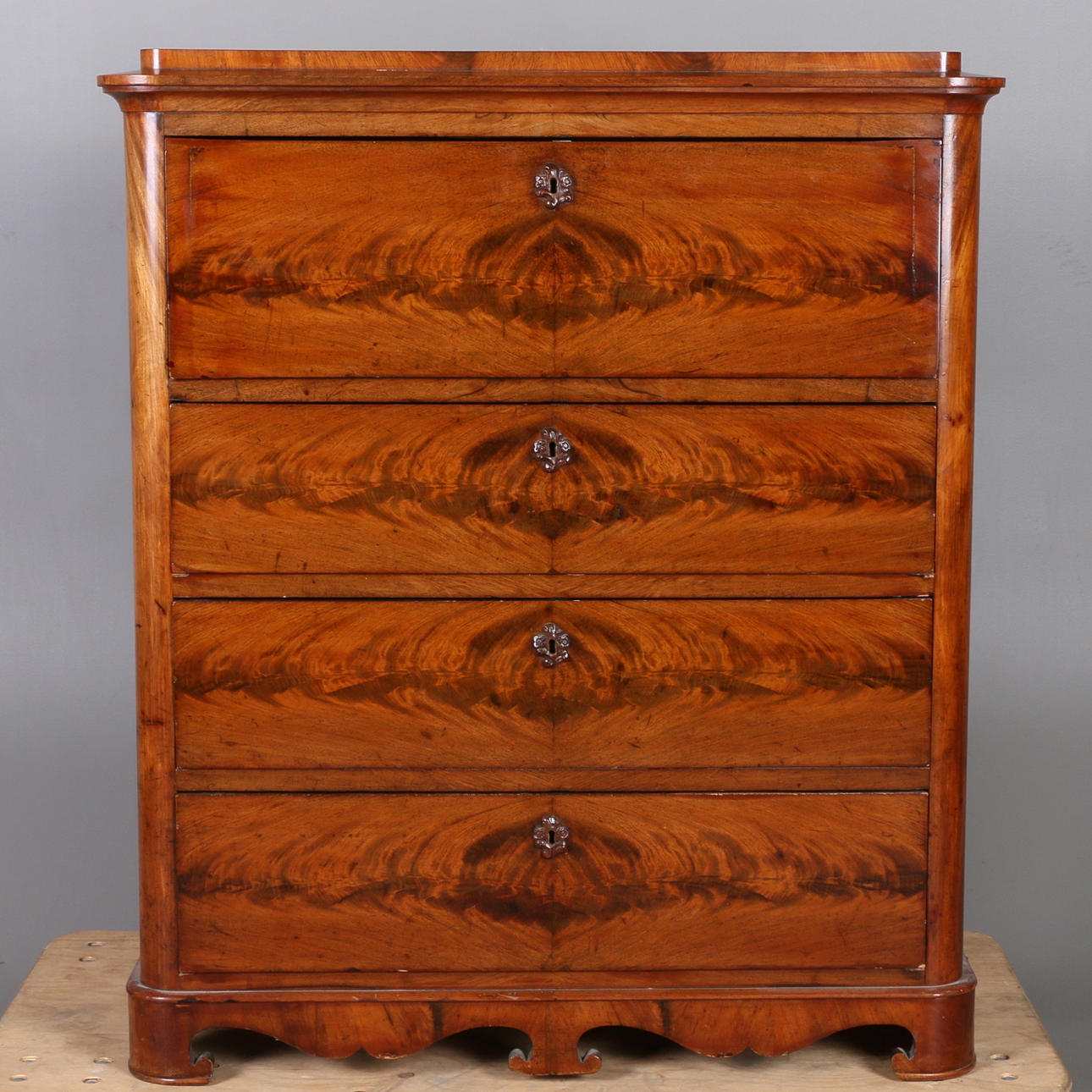 Kommode, valnød, 1800-tallet.