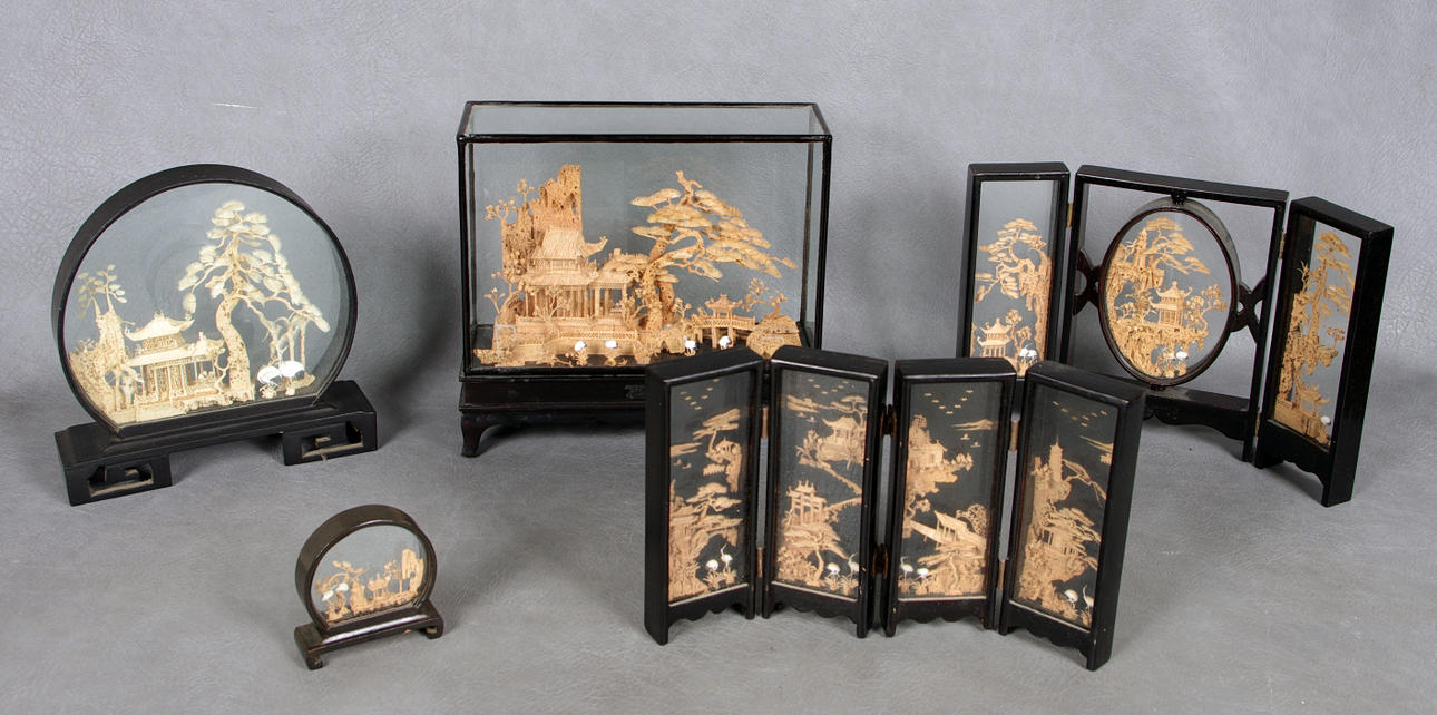 ORIENTALISKA BORDSPRYDNADER, 5 stycken, glas samt trä.