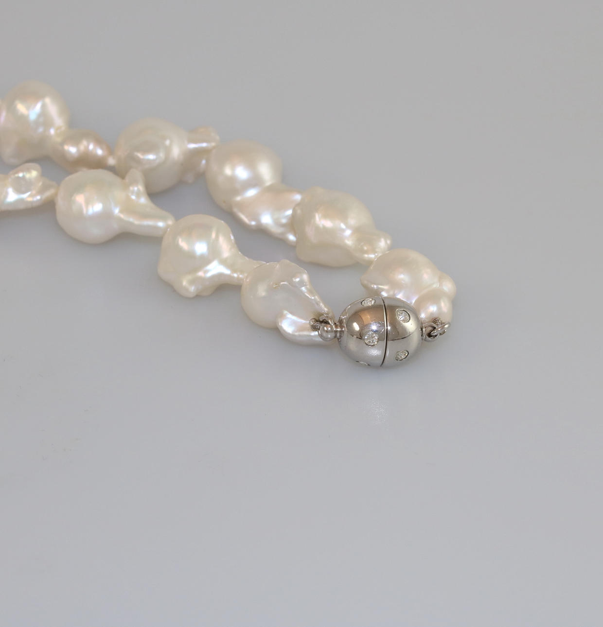 BAROQUE PEARL NECKLACE, magnetic clasp.