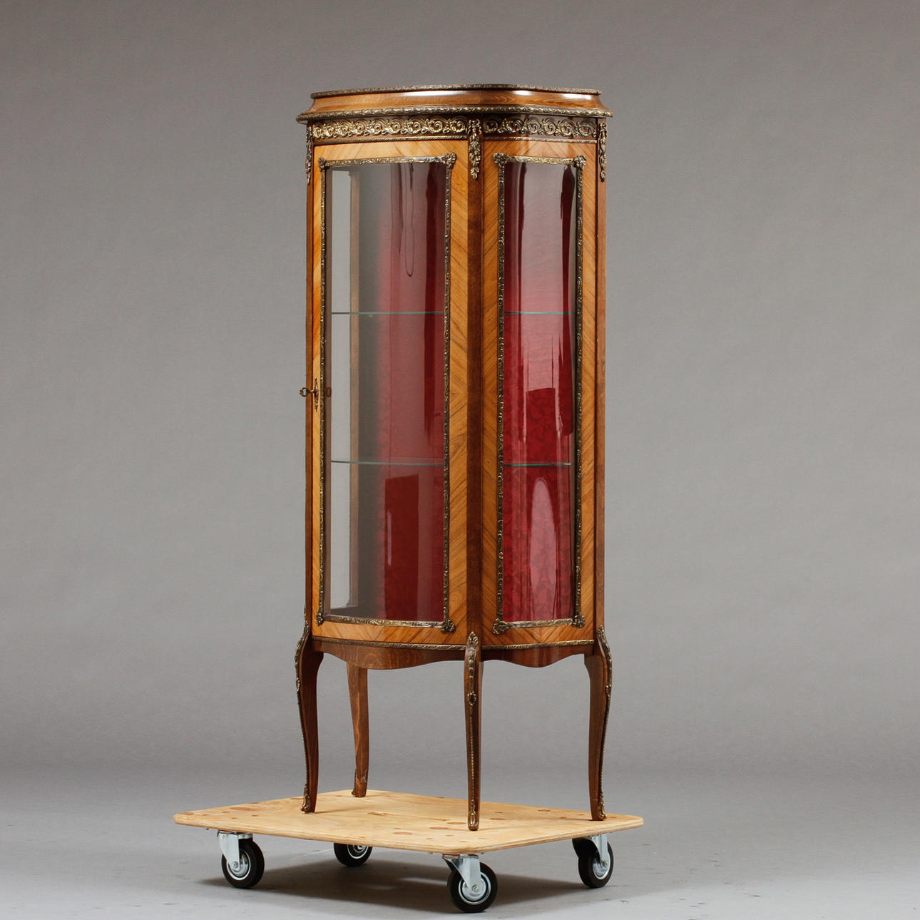 VITRINSKÅP, rokokostil, 1900-tal.