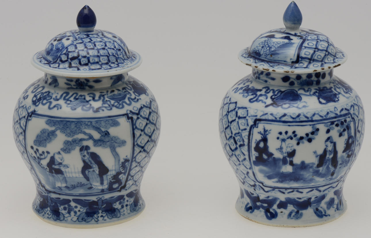 LOCKURNOR, ett par, porslin, Kina, 1800-tal.