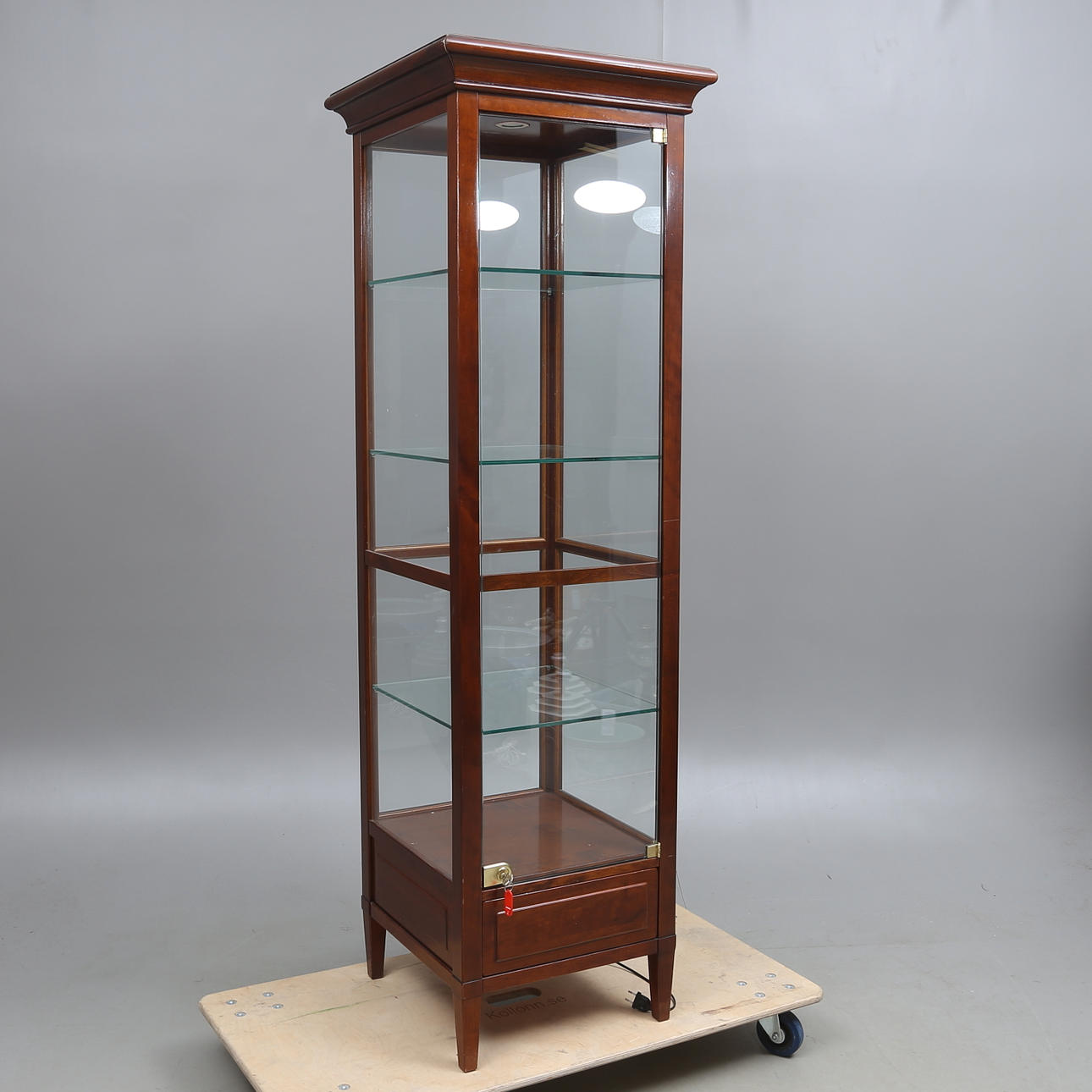 VITRINSKÅP, låsbart med belysning, 1900-tal.