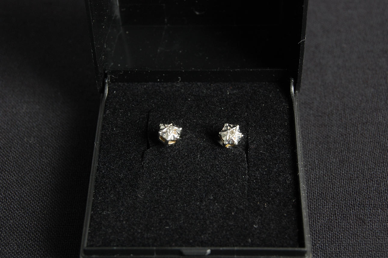 ÖRHÄNGE, vitguld, 18 karat, med diamanter.