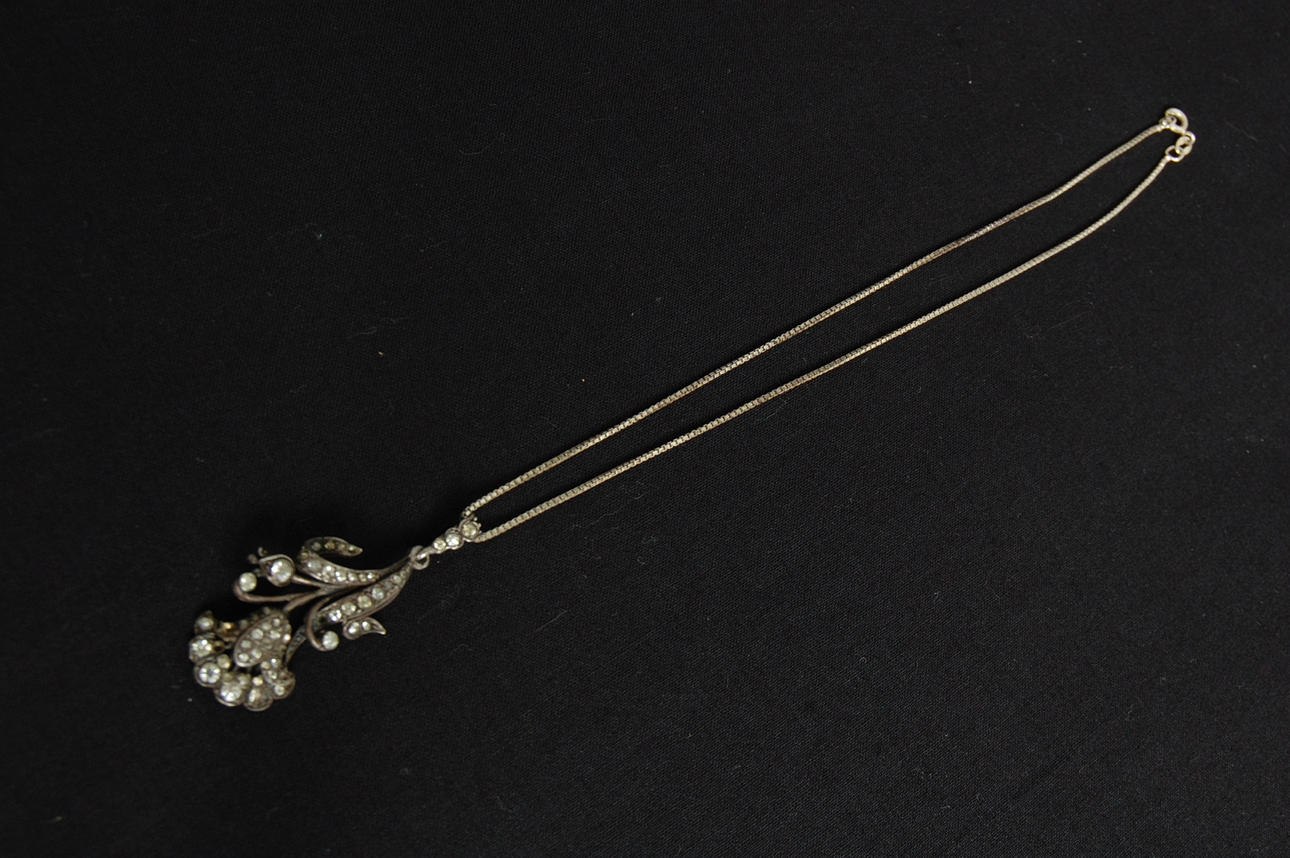 HALSBAND, silver, 1920-30-tal, med kedja.