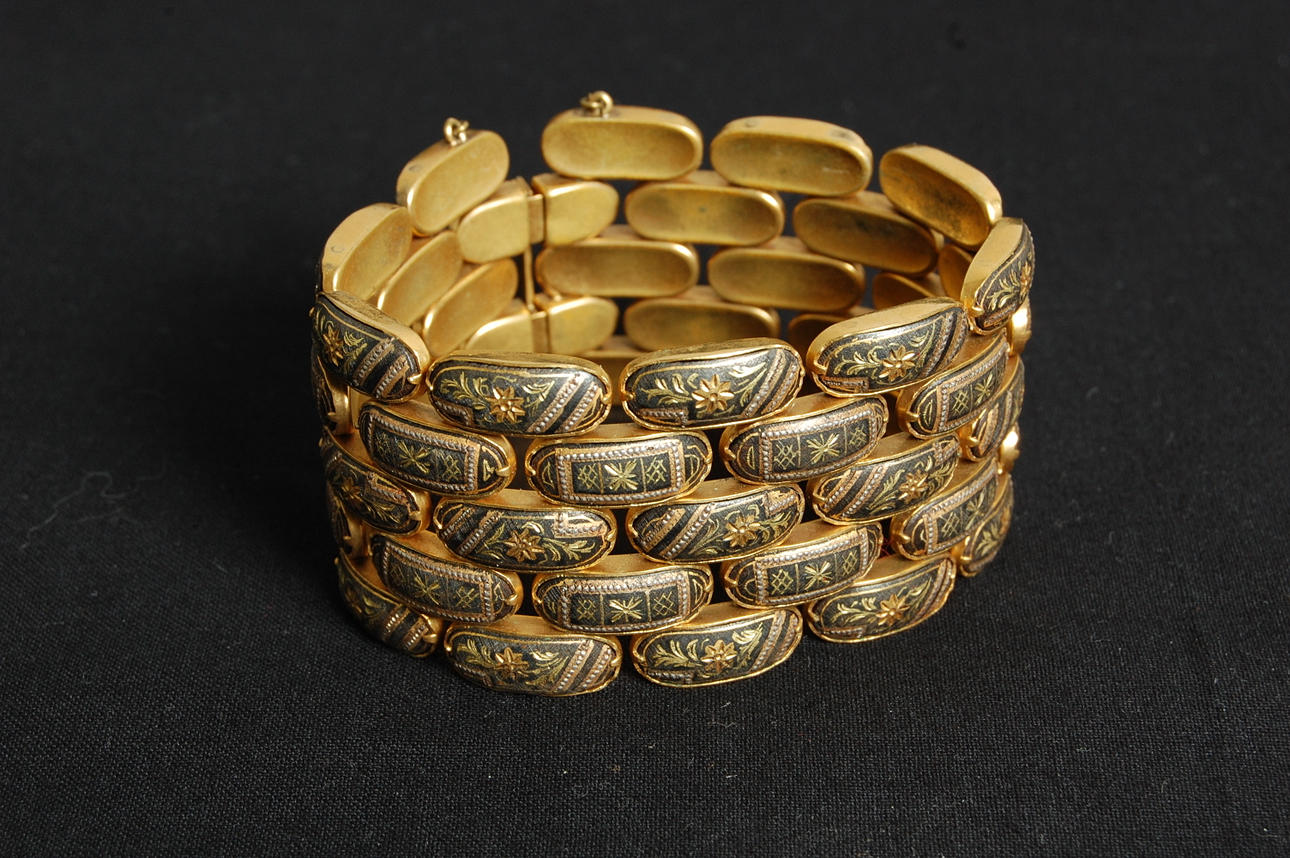 ARMBAND, troligen lavasten, 1950-tal.