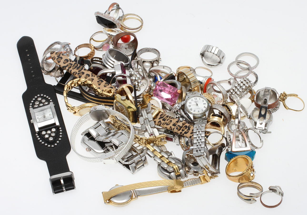 SMYCKEN, diverse ringar och armbandsur.