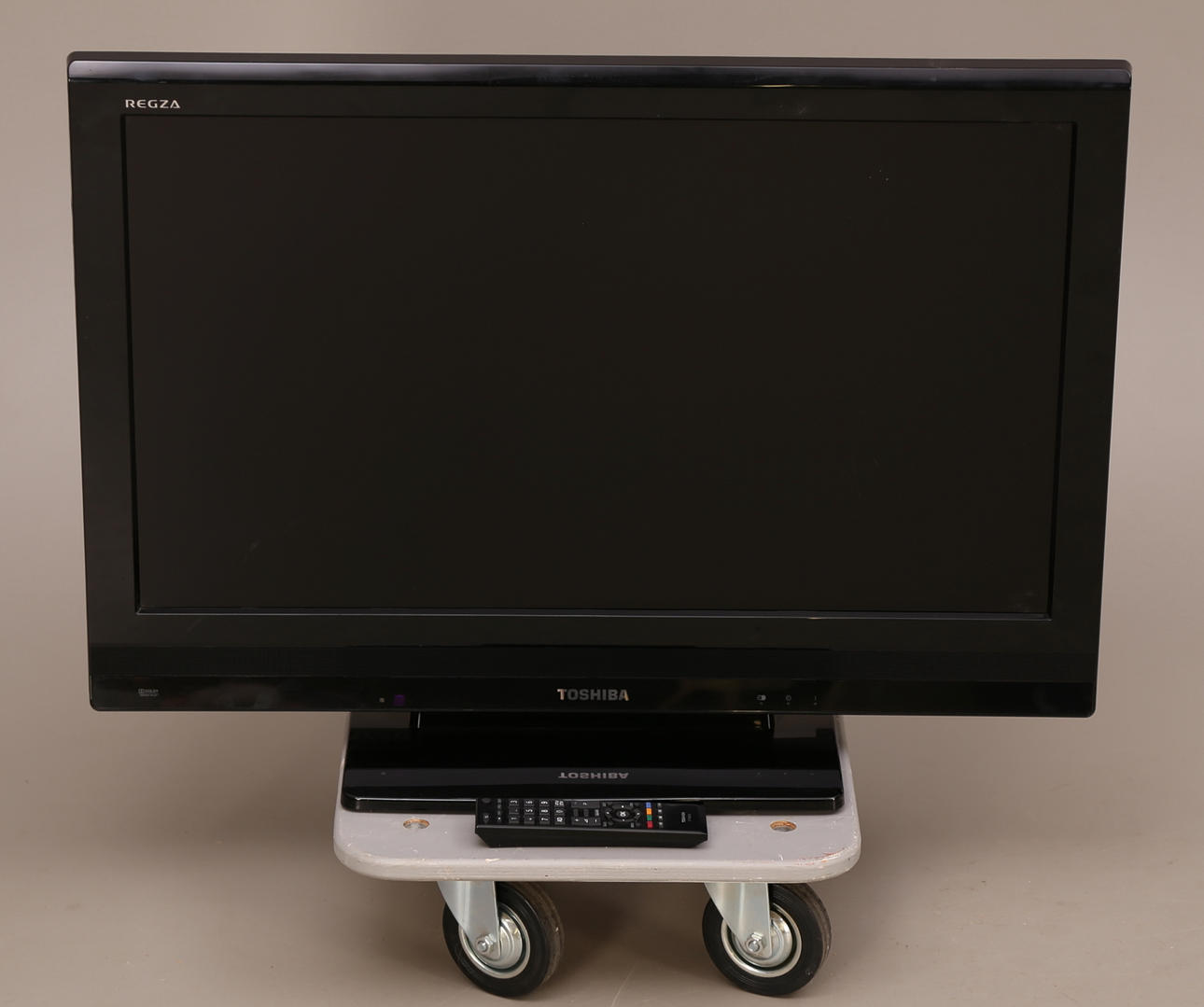 FLAT TV, 32 inches, Toshiba, remote control, 2000s.