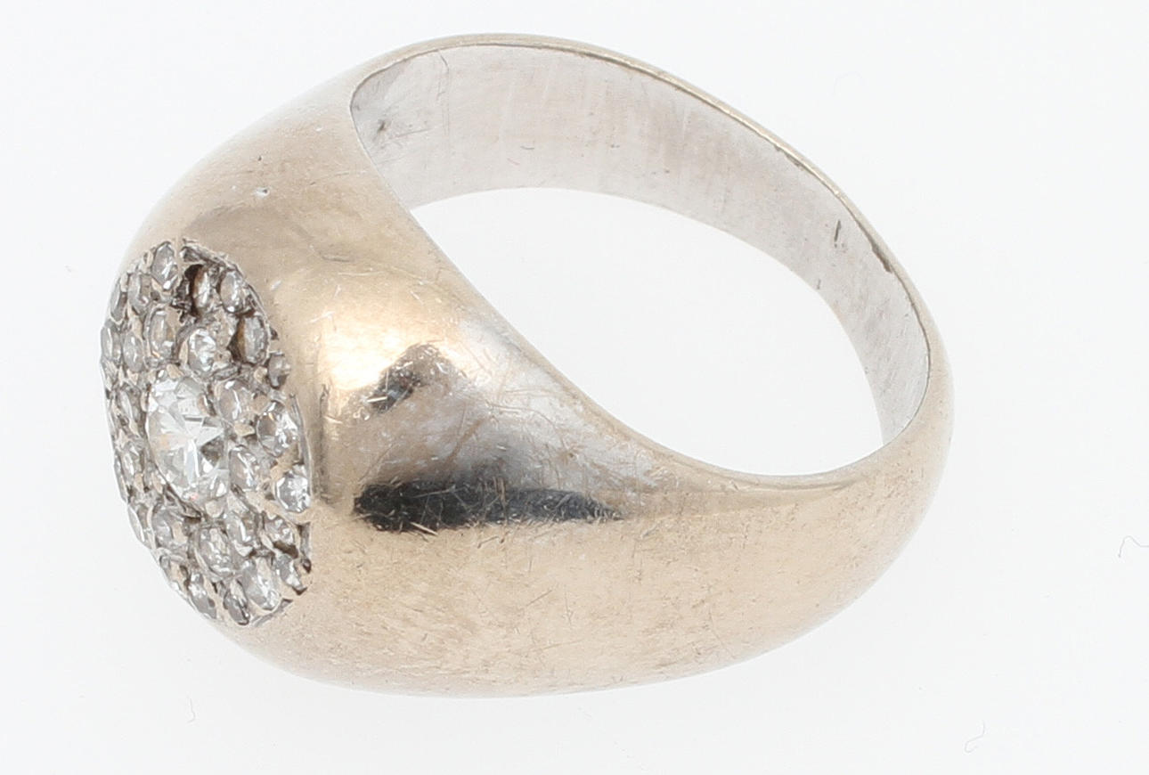 RING, vitguld med diamanter, 7,1 gram.