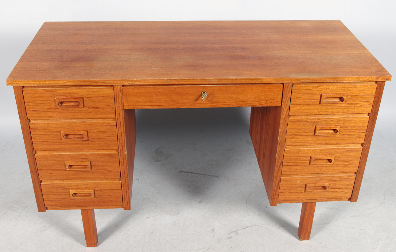 SKRIVBORD, teak, 1960-tal.