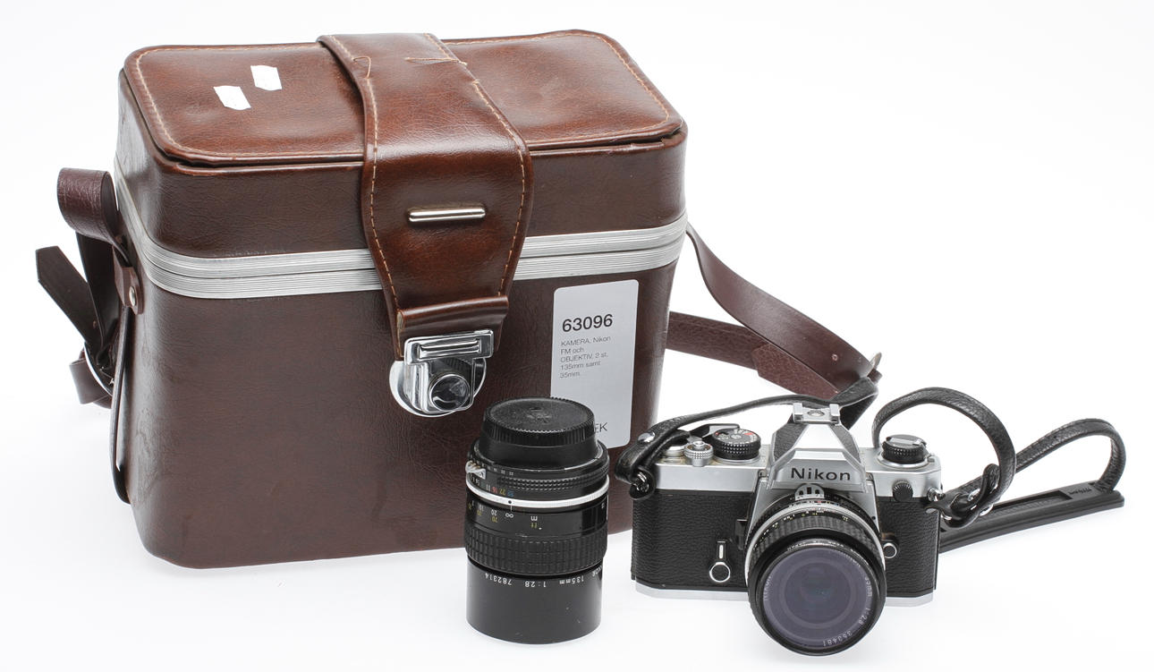 KAMERA, Nikon FM och OBJEKTIV, 2 st, 135mm samt 35mm.