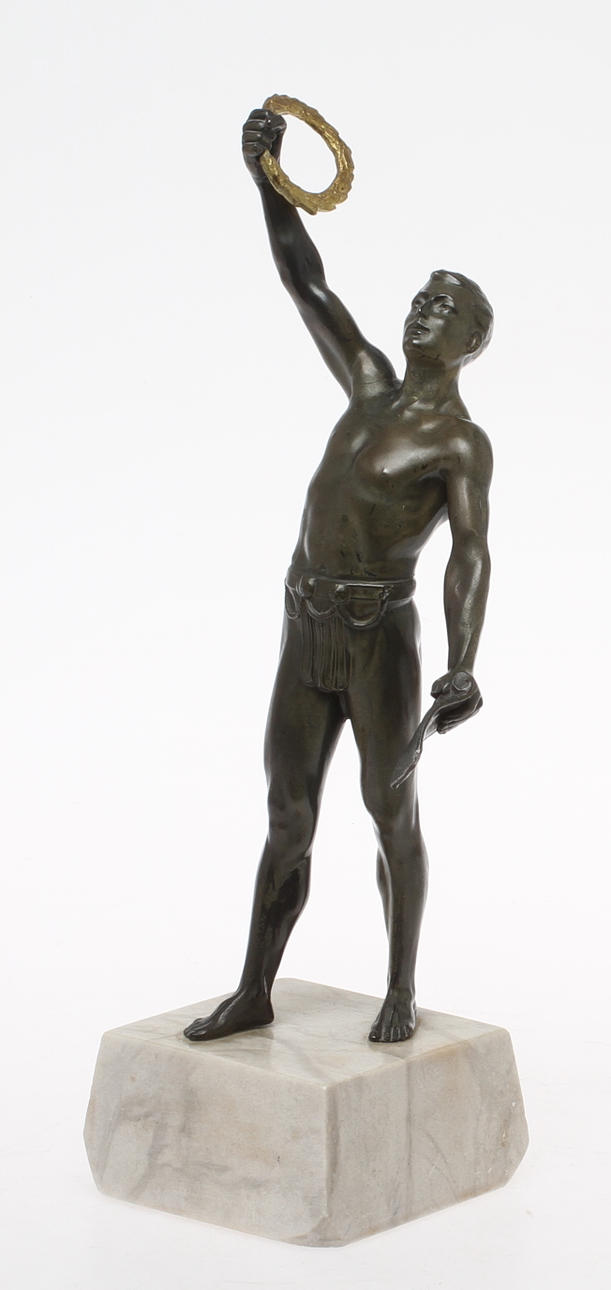 SKULPTUR, metall, man med lagerkrans, på stensockel, 1900-tal.