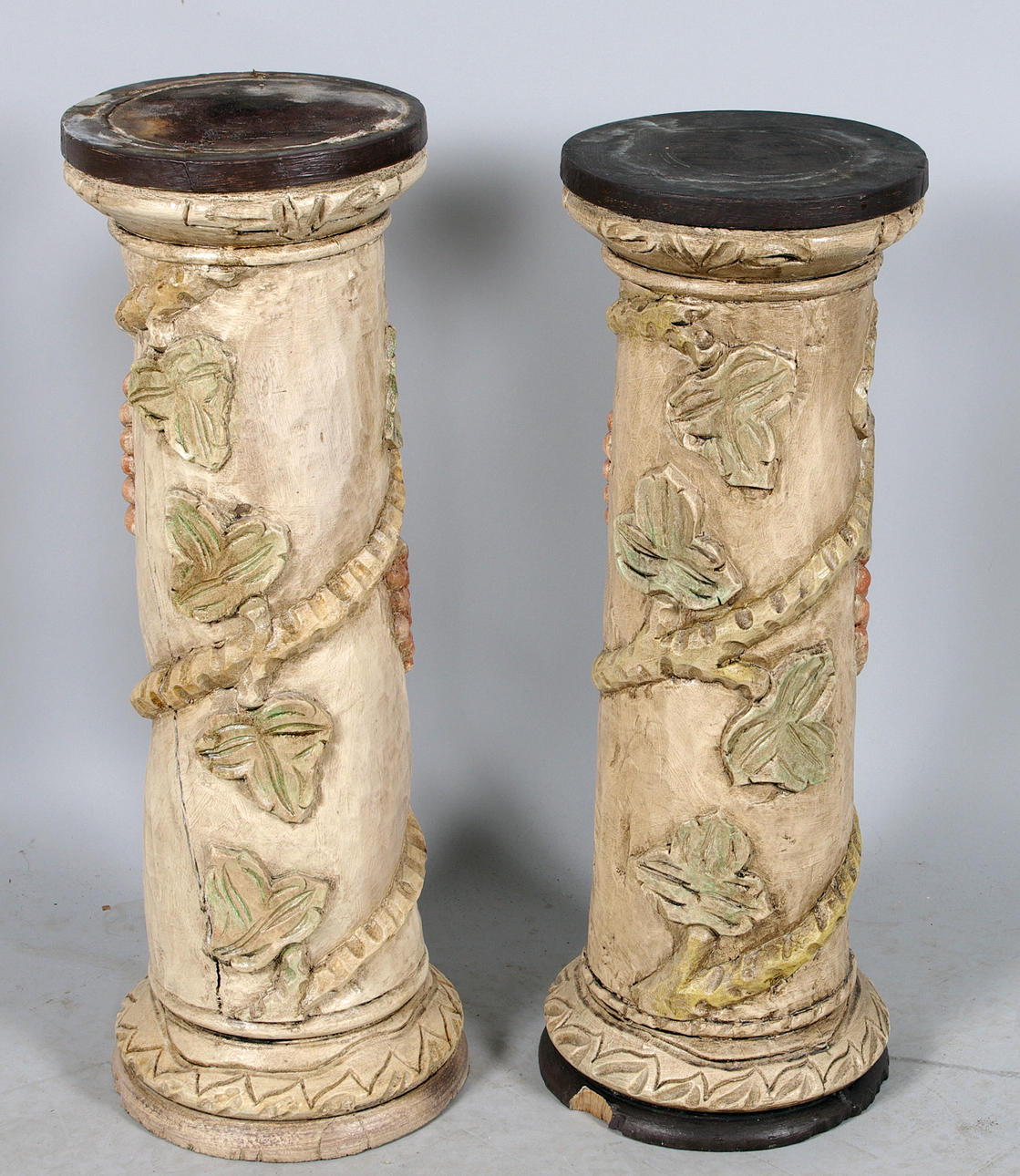 PIEDESTALER, 2 stycken, träsnidade.