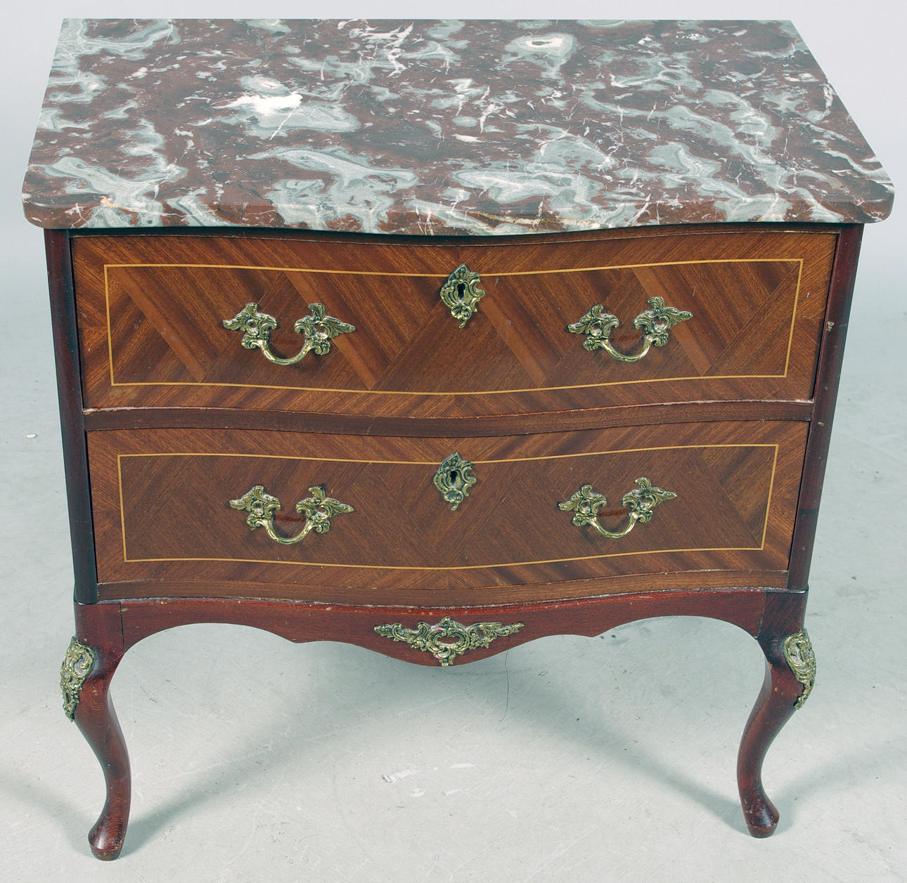 BYÅ, 2-lådig, mahogny med stenskiva, bronser, 1900-tal.