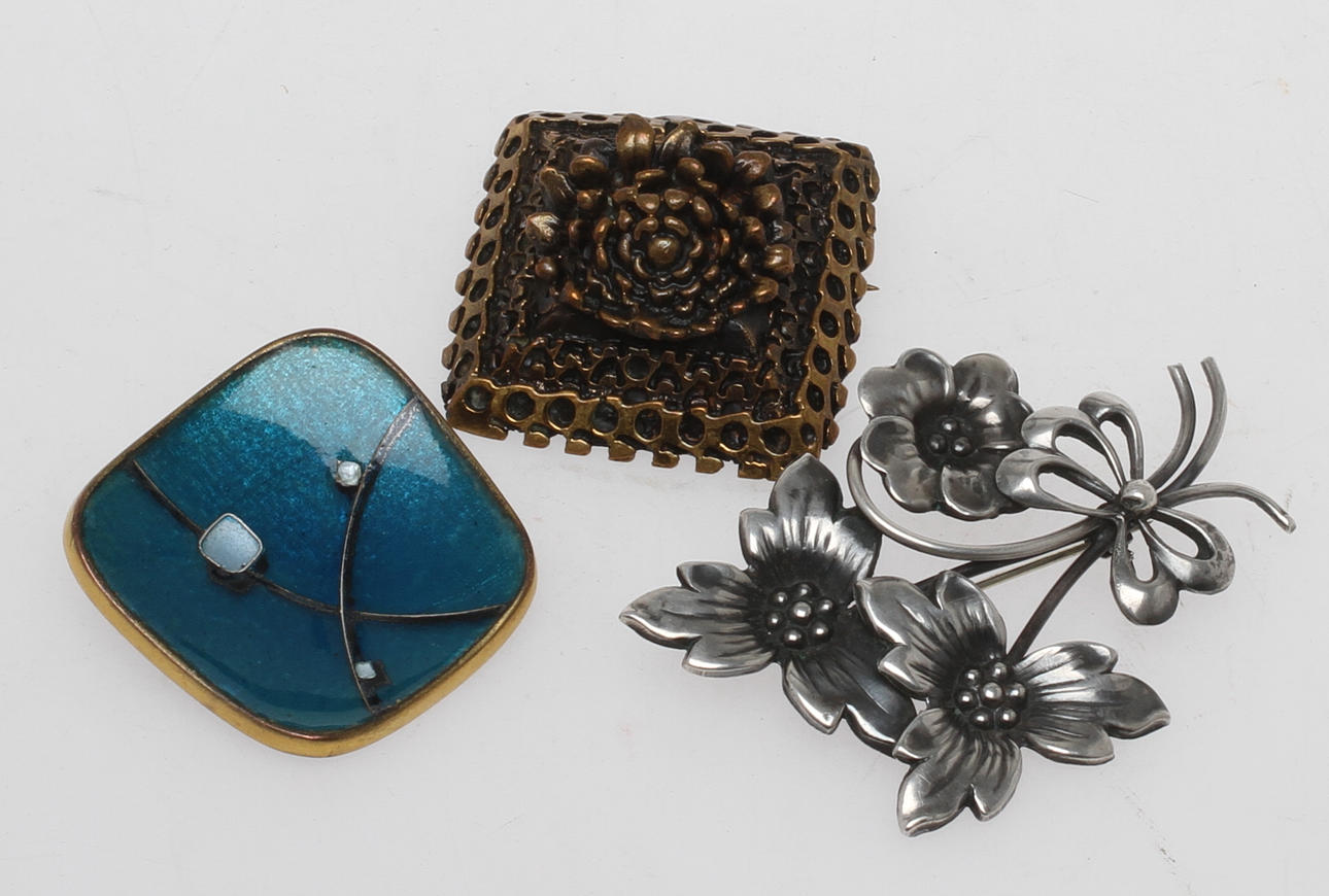 BROSCHER, 3 st, bland annat silver, 1900-tal.