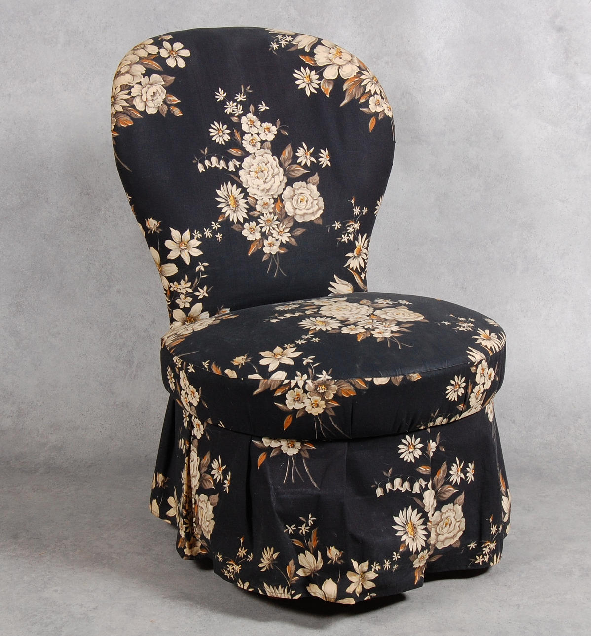 EMMAFÅTÖLJ, med sypuff under sitsen.