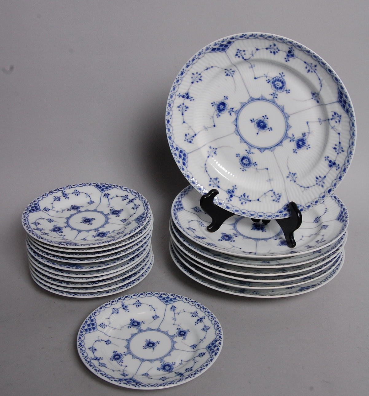 MUSSELMALET, 18 delar mattallrikar, assietter, Royal Copenhagen, halvblond, stämpel 1894-1922.