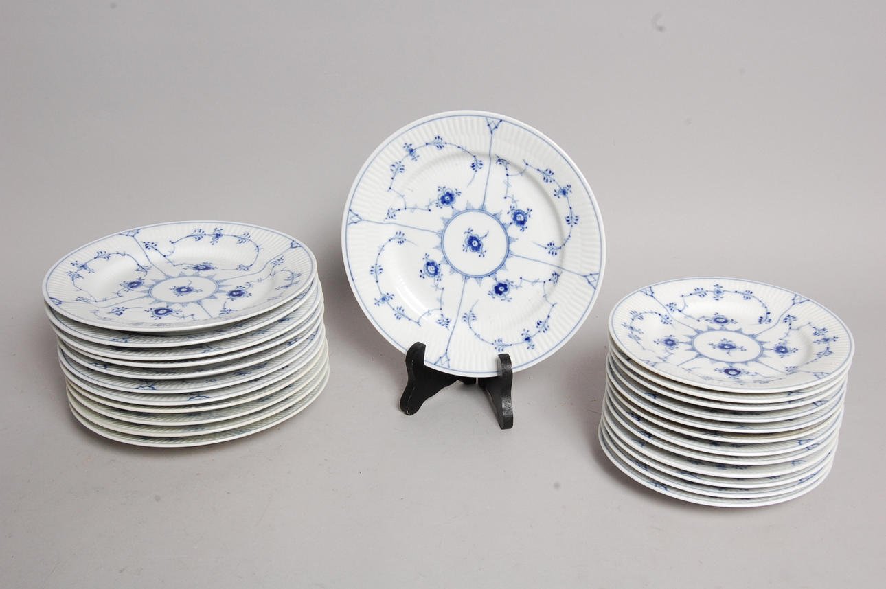 MUSSELMALET, 24 delar assietter, Royal Copenhagen, stämpel 1955.