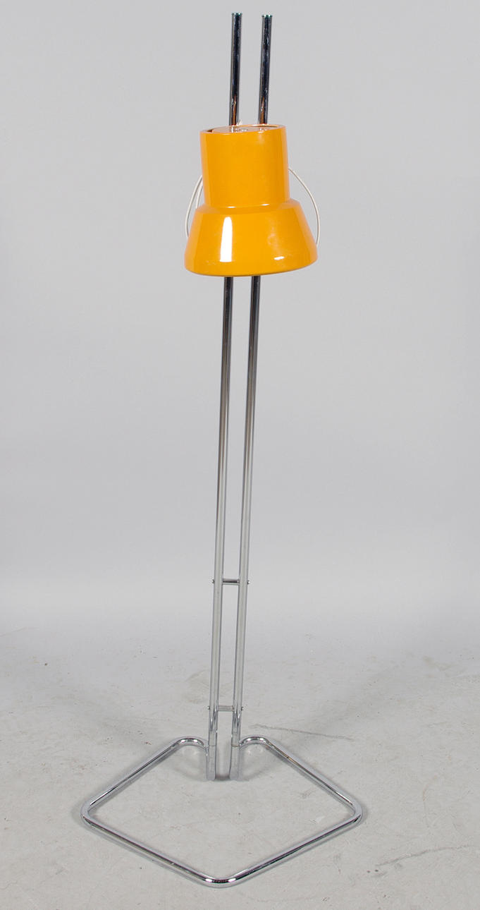 GOLVLAMPA, metall, design Börje Claes.