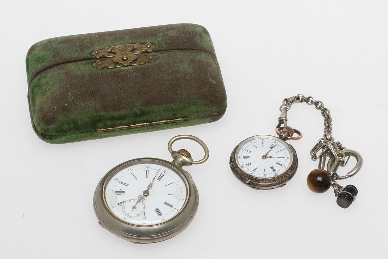 FICKUR, 2 st, bland annat mormorsur silver, 1900-tal.