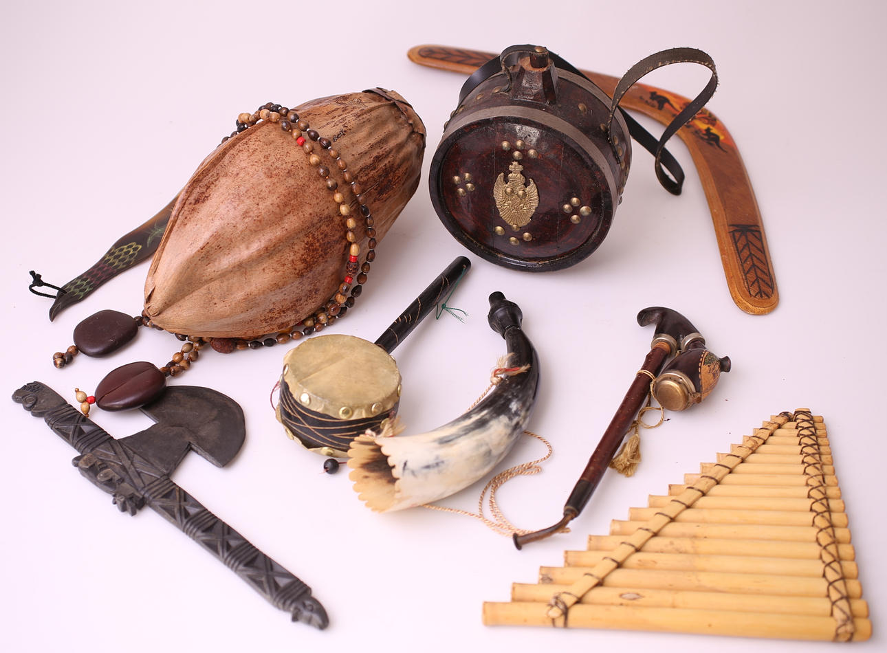 ETNOGRAFIKA, 9 st föremål, 1900-tal.