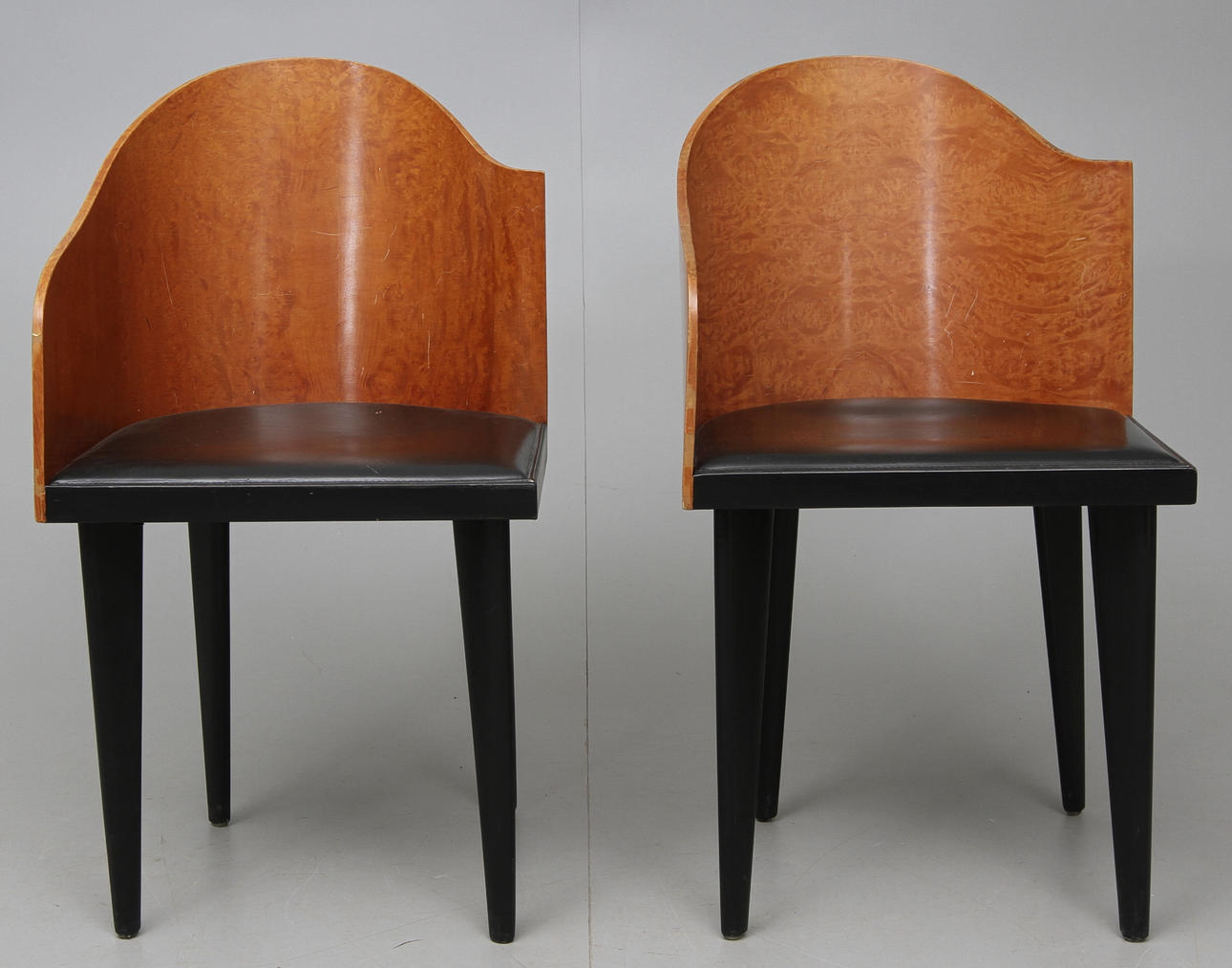 FÅTÖLJER, ett par, Formpressat trä/skinn, 1900 tal.