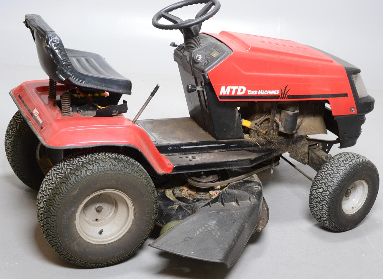 RIDING LAWNMOWER. WITH WAGON MTD.