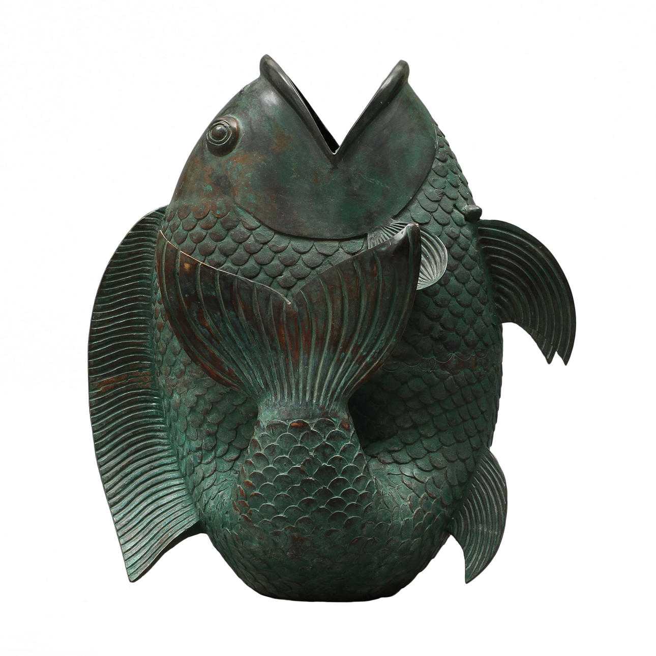 OKÄND KONSTNÄR. 1900-talets början. Trädgårdsdekoration i form av fisk, grönpatinerad brons.