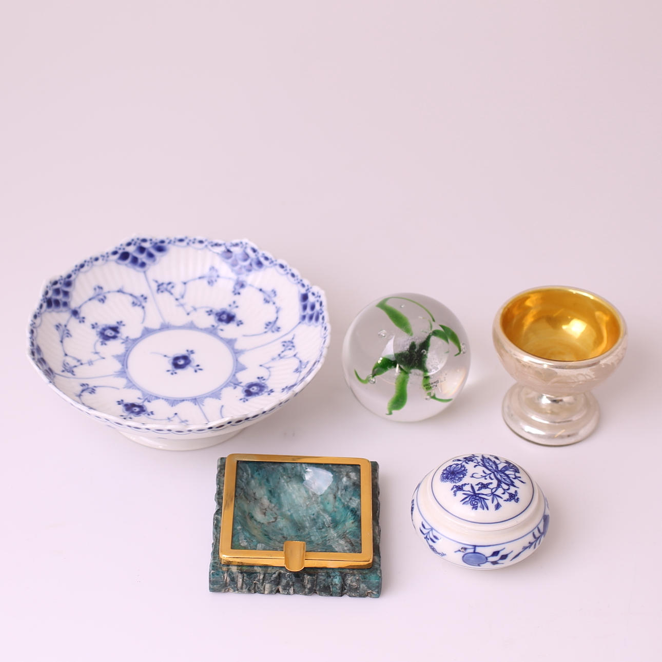 PORSLIN-/GLAS-/STENFÖREMÅL, 5 st, 1900-tal.