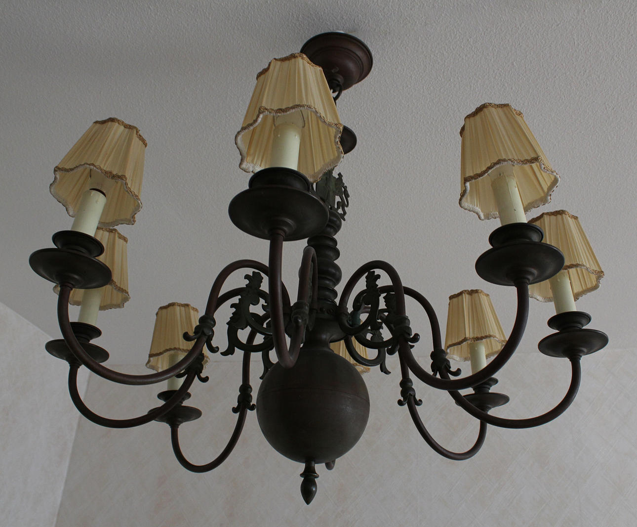 TAKLAMPA i metall (mässing?). 1920/30-tal.