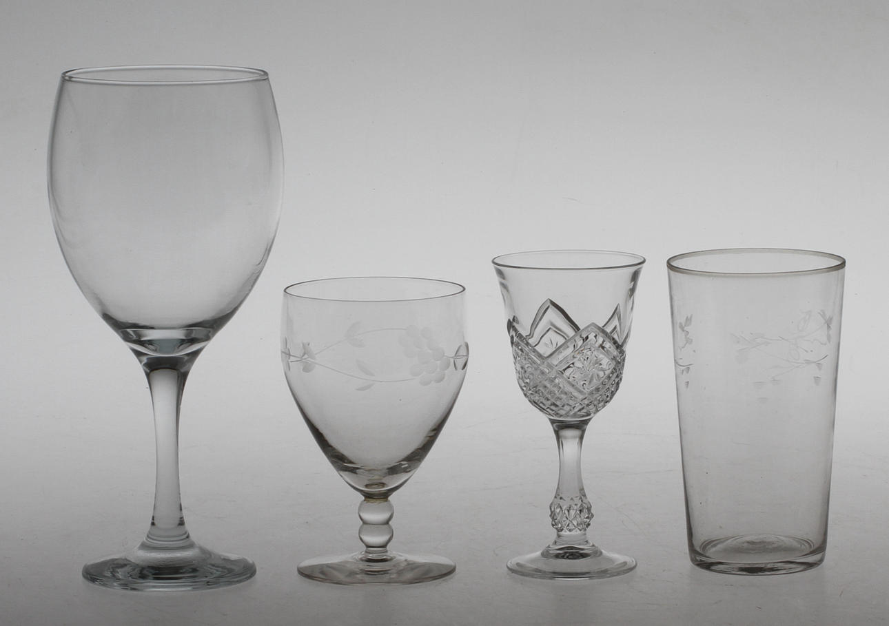 PARTI GLAS, ca 24 delar, 1900-tal.
