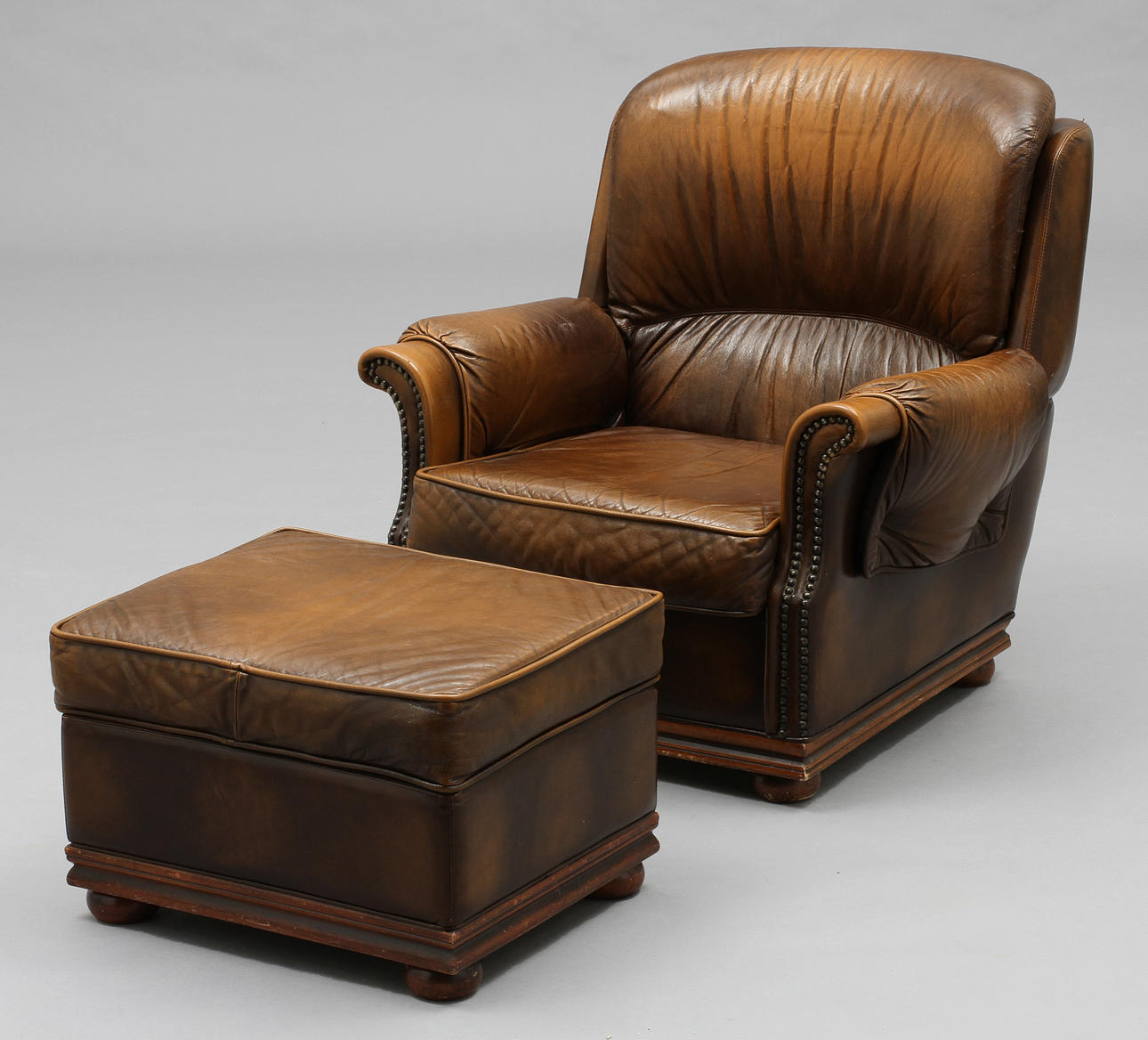 FÅTÖLJ MED FOTPALL, 1900-tal.