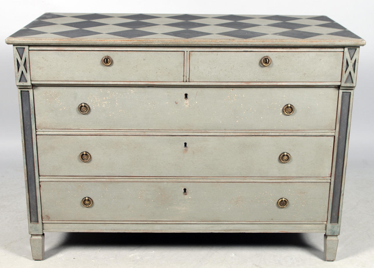 BYRÅ, 5-lådig, gustaviansk stil, gråmålad med rutmönstrad skiva.