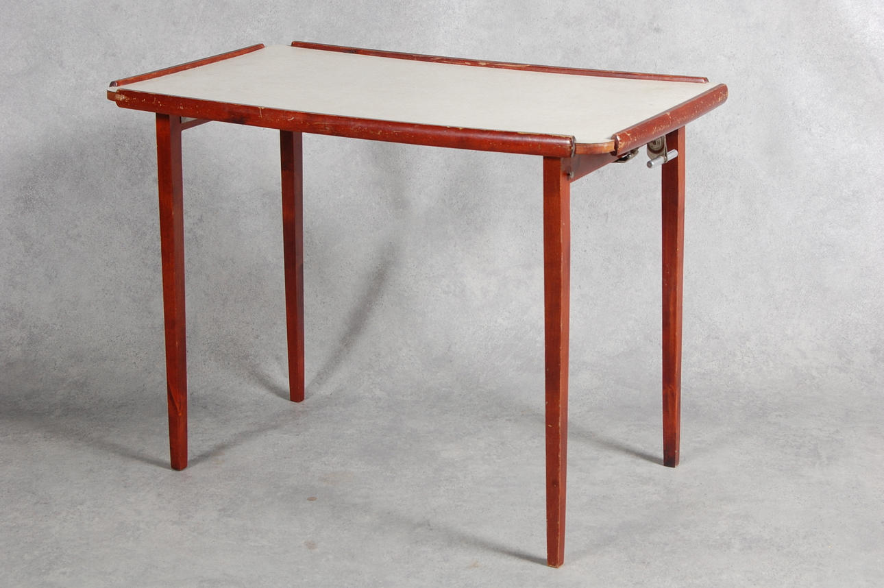 RESEBORD, med perstorpsskiva,1950-tal.