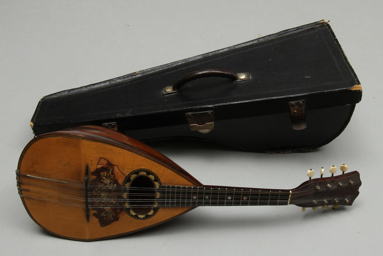 MANDOLIN, Napoli, Italien, i fodral.