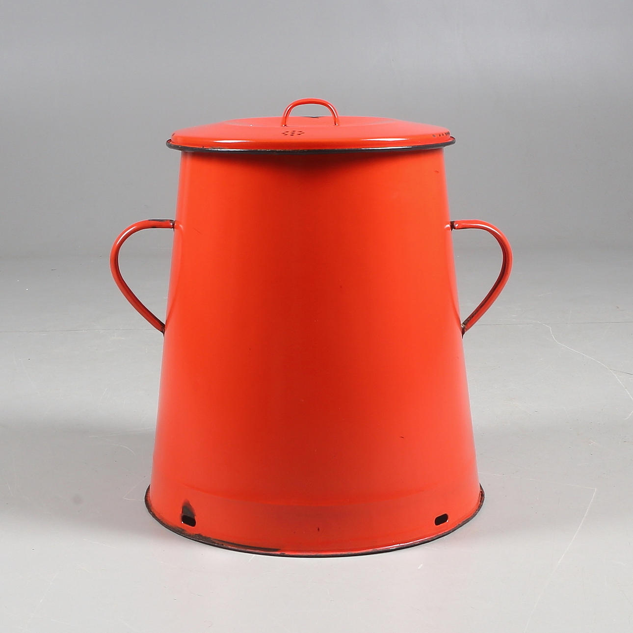 THIN, red, enamelled plate, 33.5 L, 1900s.