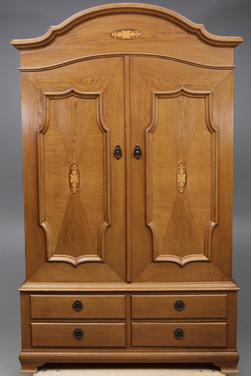 SALSSKÅP, ek, senbarockstil, 1900 talets början.