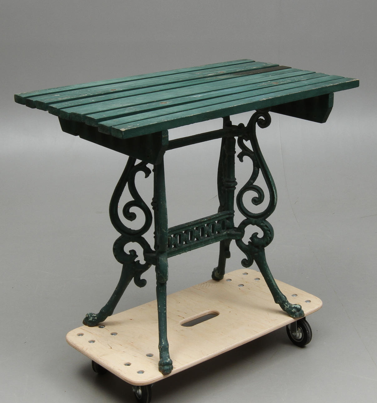 TRÄDGÅRDSBORD, underede i gjutjärn, omkring 1900.
