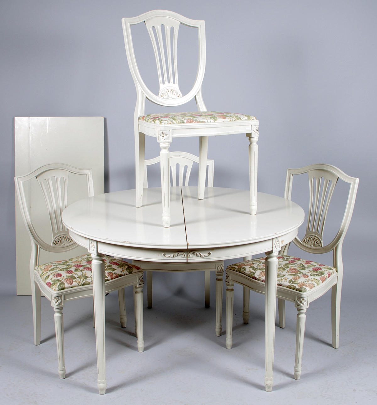 MATGRUPP, vitmålad, gustaviansk stil.