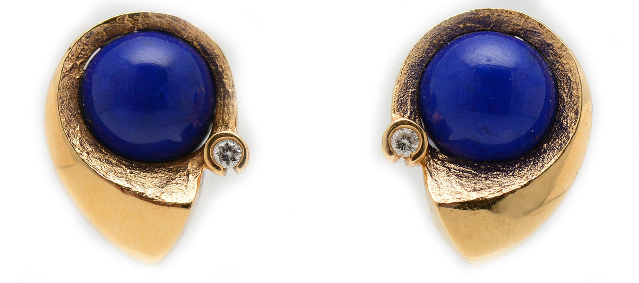ÖRHÄNGEN, 1 par, 18k guld med lapis lazuli samt 2 diamanter. Per Borup, Danmark. Vikt 15 gram.