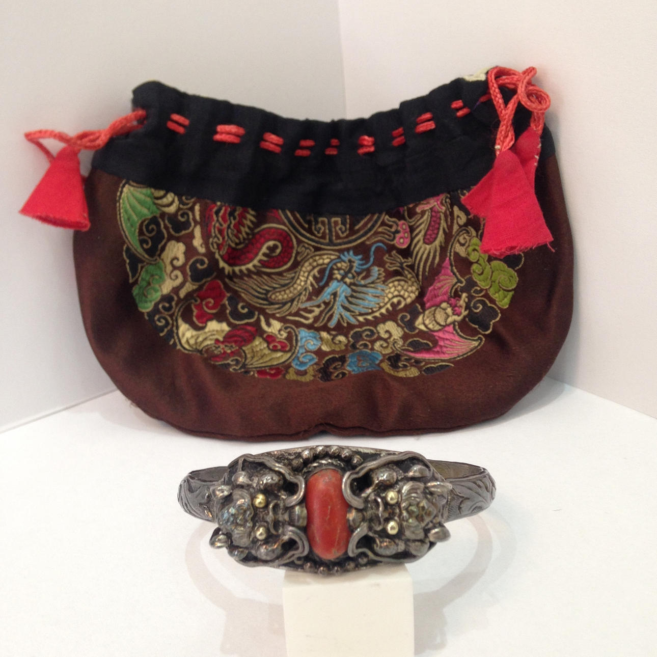 VERSILBERTER ORIENTALISCHER ARMREIF UND TASCHE.