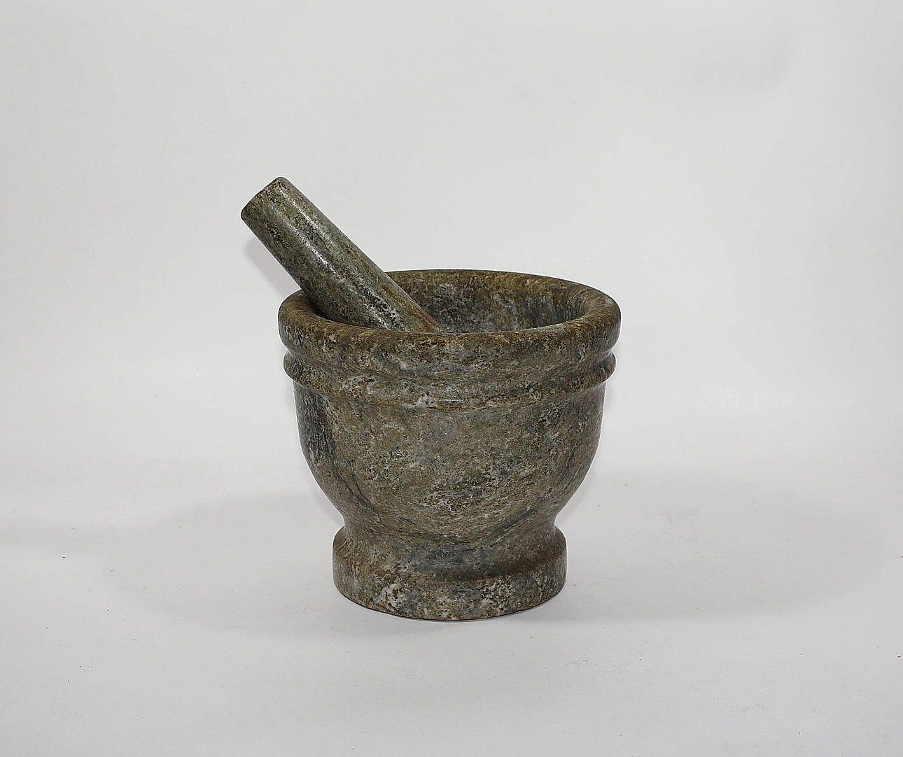 MORTEL, marmor, höjd 18 cm, diameter 20 cm.