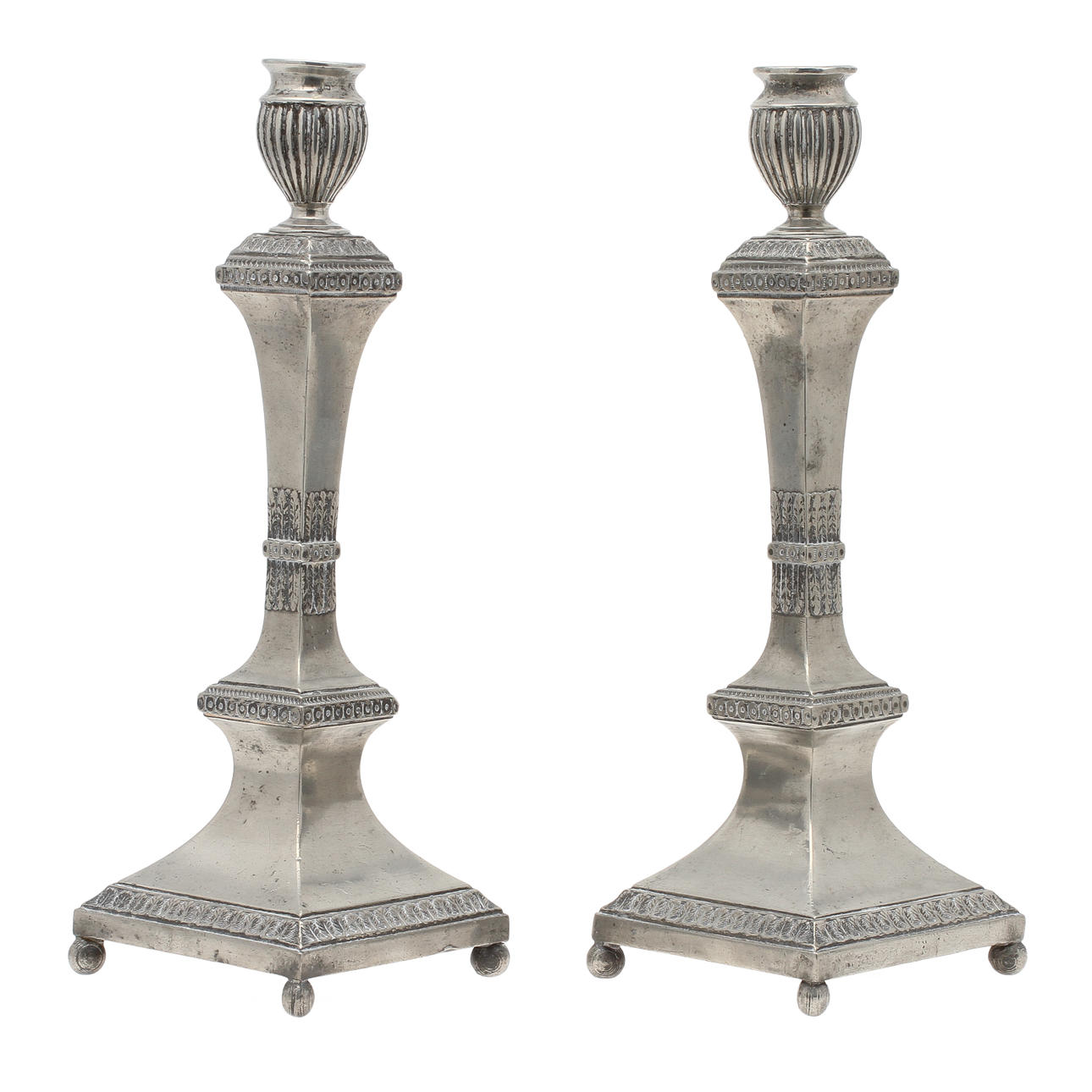 LJUSSTAKAR, ett par, tenn. Mästare Johan Andreas Wikander, Göteborg (1810-22), empire.