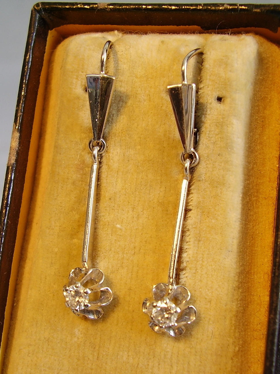 DIAMANT ÖRHÄNGEN VITGULD 14 KARAT.