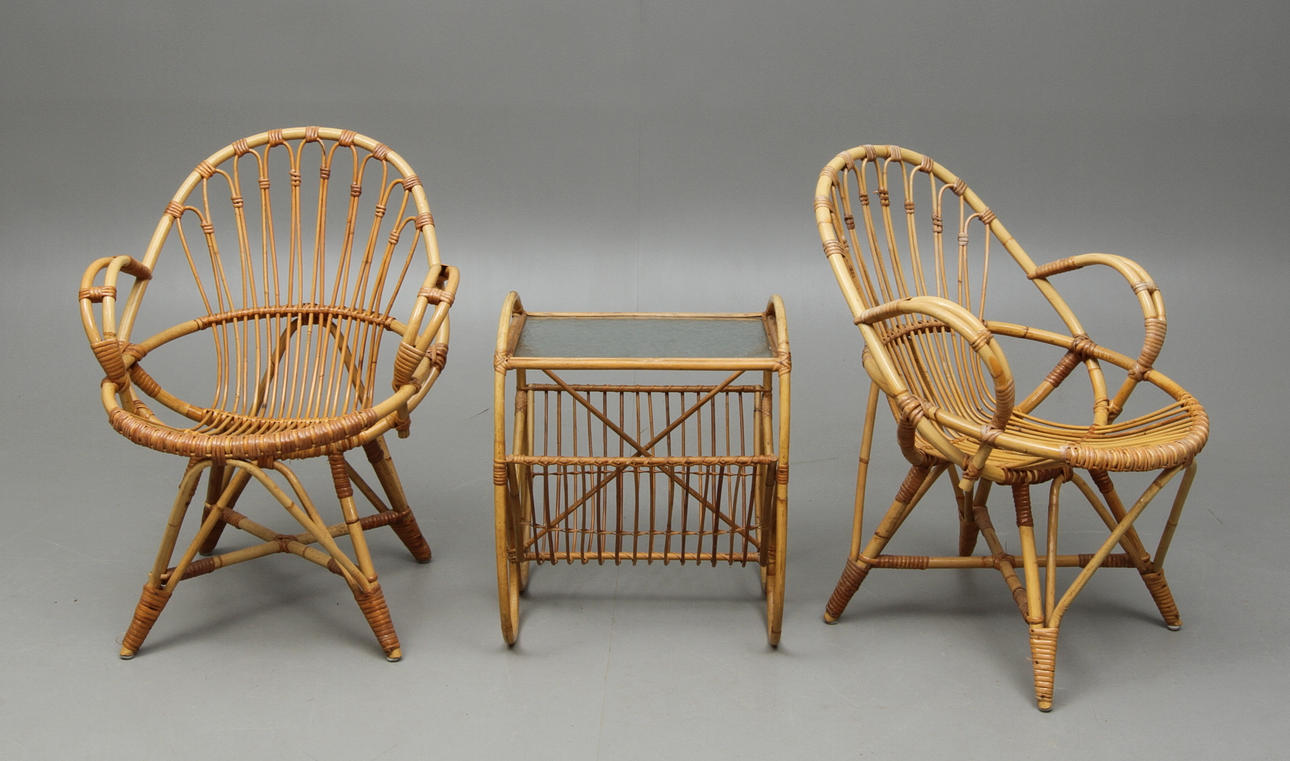 KARMFÅTÖLJER, ett par, TIDNINGSBORD, rotting, 1900-tal.