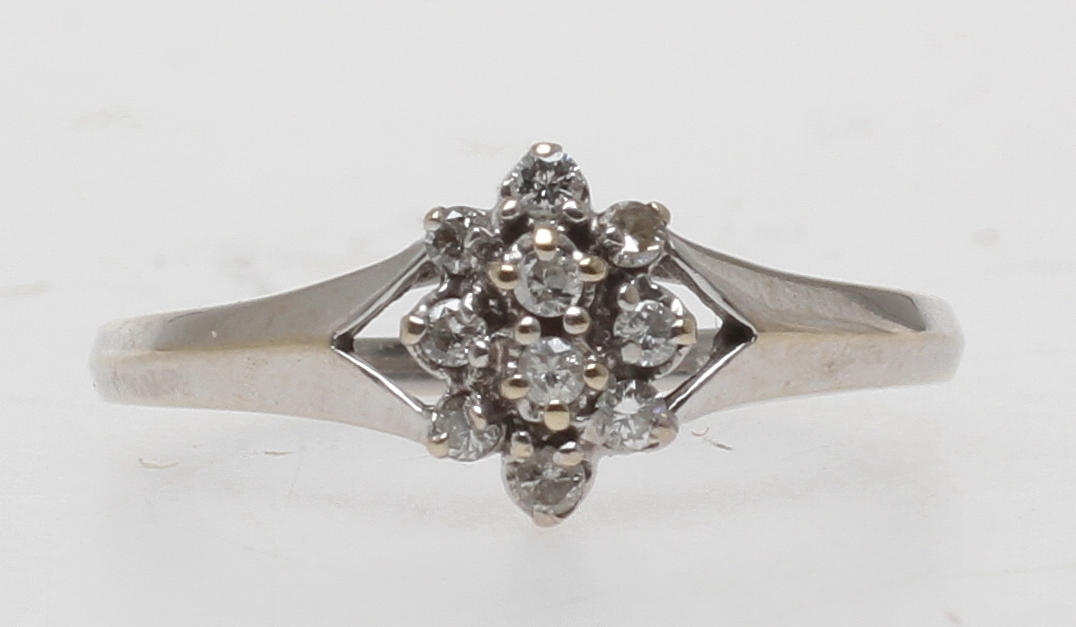 RING, 18k vitguld med diamanter enligt gravyr 0,15ct. Vikt 2,3 gram.