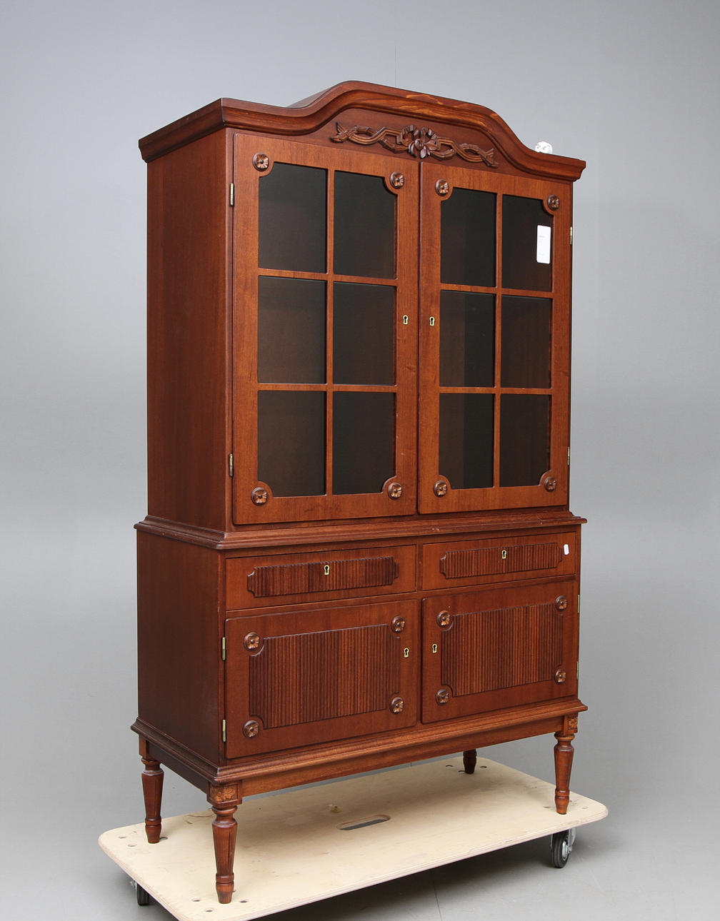 VITRINSKÅP, Gustaviansk stil, 1900 tal.