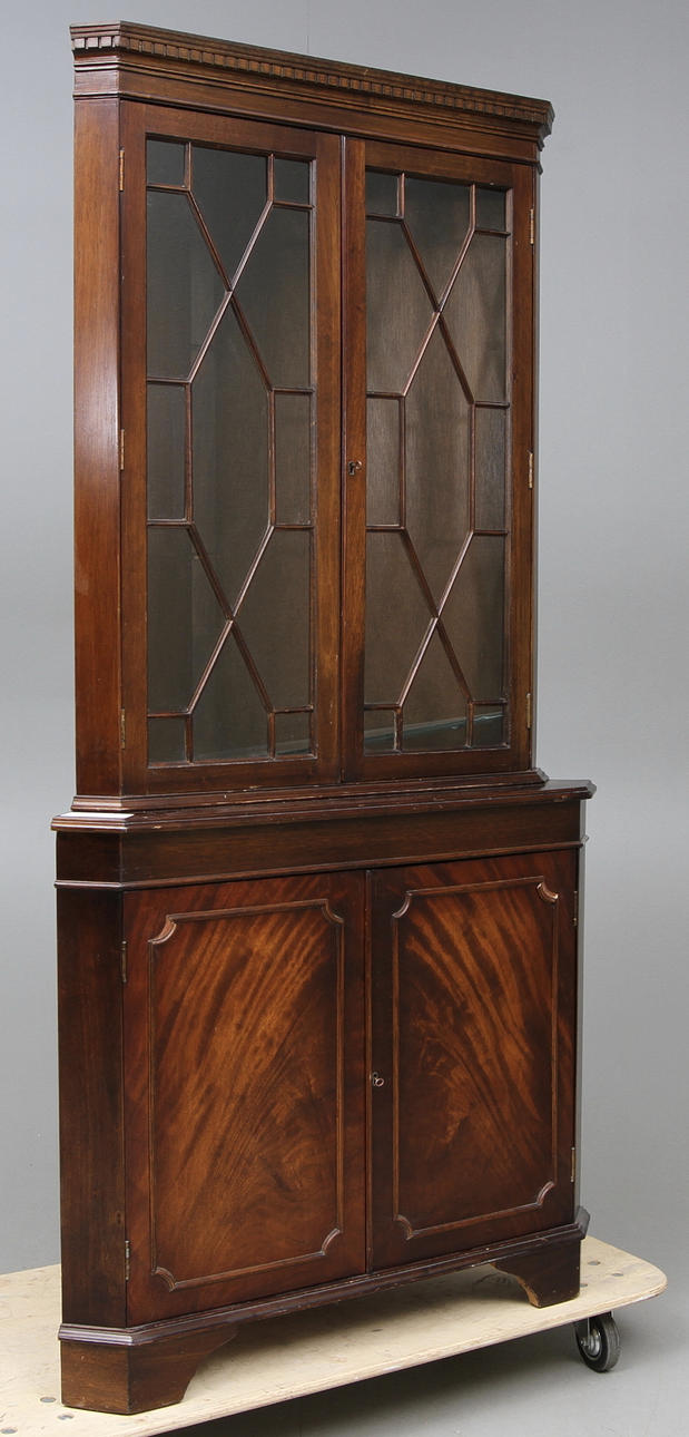 HÖRNSKÅP, Engelsk stil, 1900 tal.